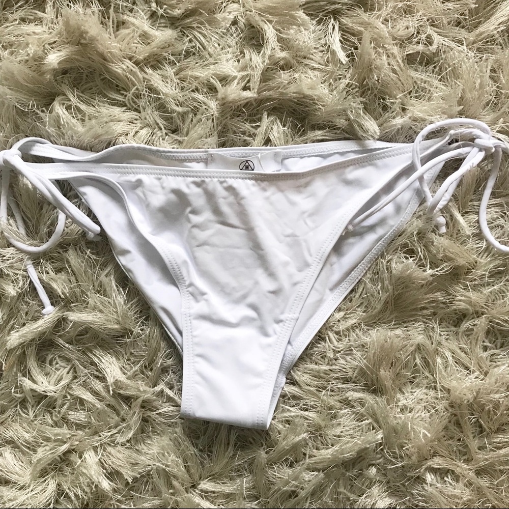 White bikini bottoms from Missguided